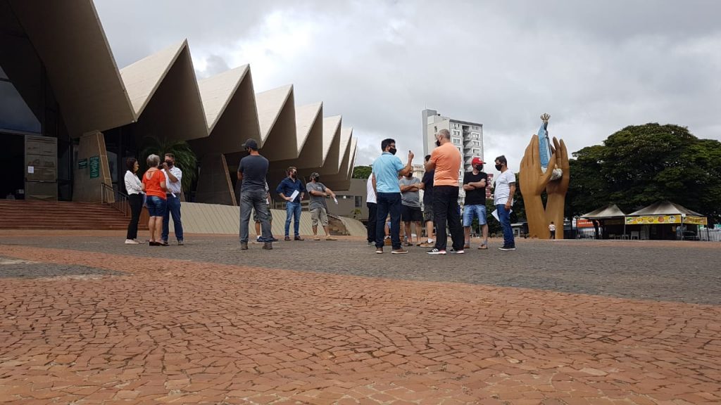 Comerciantes que suspenderam atividades em razão do Decreto Estadual fazem mobilização no Centro