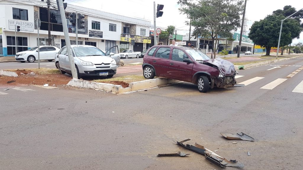 Colisão de grande impacto deixa mulher ferida na Avenida Barão do Rio Branco