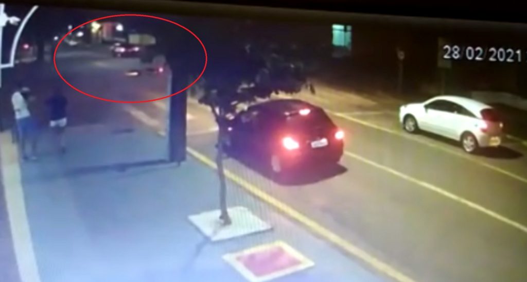 Câmera mostra carro fugindo após atingir entregador na Rua Minas Gerais, no Centro