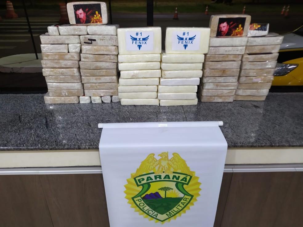 Família é levada para delegacia após polícia encontrar quase 60 quilos de crack e cocaína em fundo falso de carro, em Cianorte