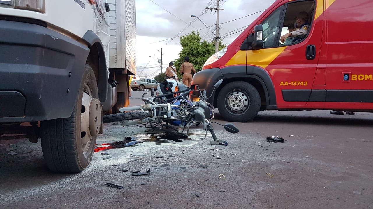 Motociclista sofre fratura no nariz após colidir em caminhão em cruzamento no Maria Luíza