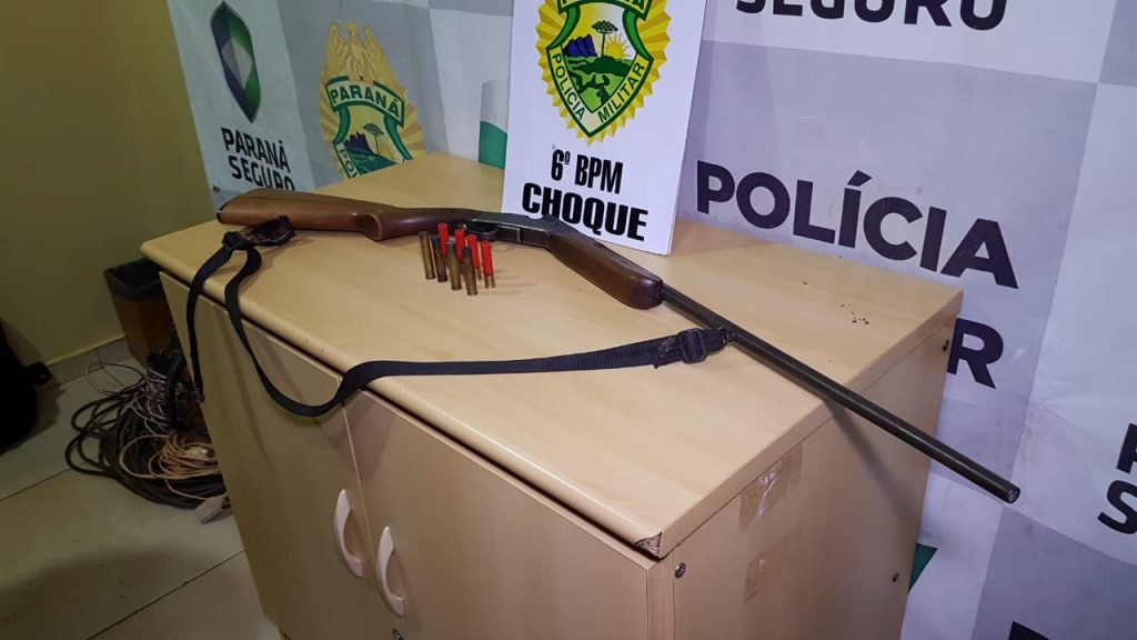 Choque detém indivíduo e apreende espingarda com munições na área rural de Cascavel Choque detém indivíduo e apreende espingarda com munições na área rural de Cascavel