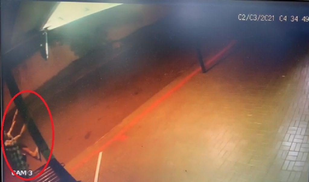 Ladrão sobe em poste para furtar refletor de farmácia no Bairro Interlagos