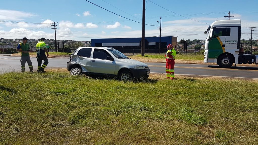 Palio e caminhão batem na BR-277, no Trevo da Portal