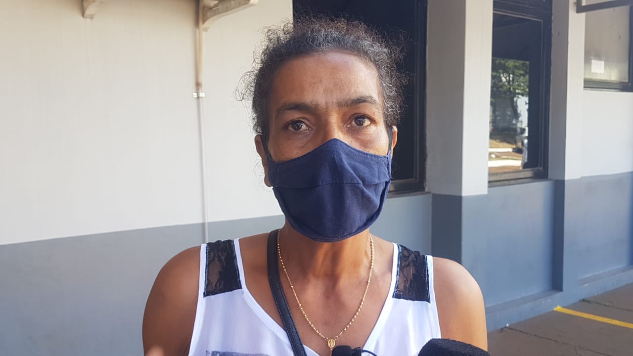 Com vídeos, uma das partes envolvidas em confusão no Riviera mostra vizinha atirando tijolos no telhado