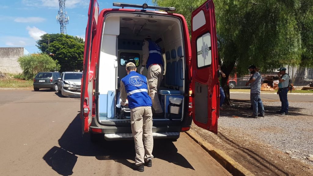 Mulher fica ferida em colisão entre carros no Santa Cruz