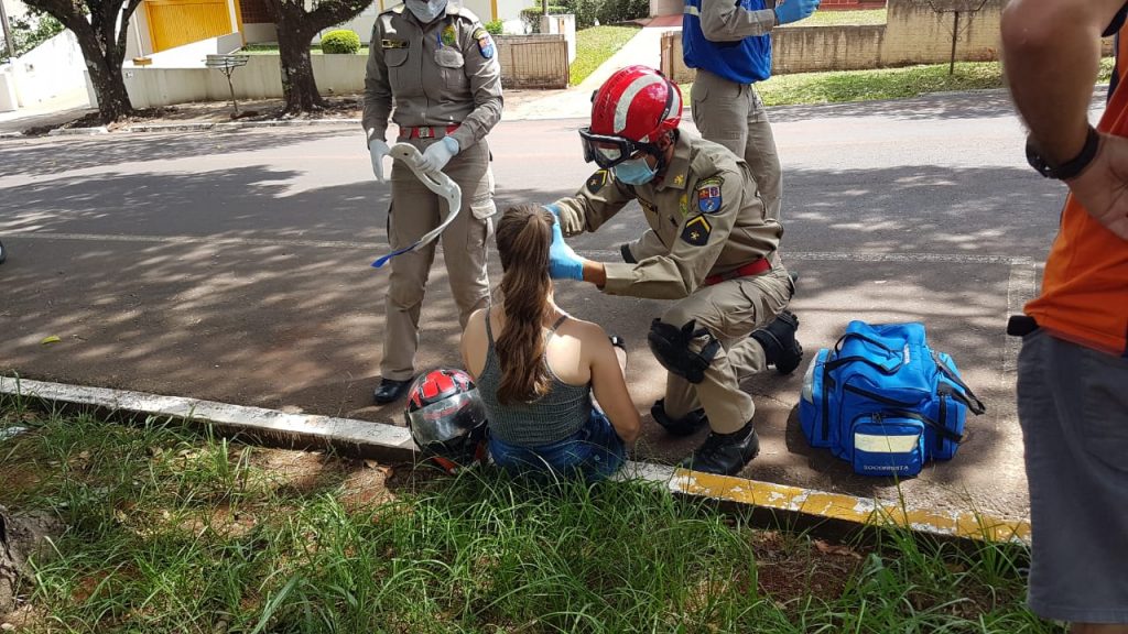 Jovem fica ferida ao se envolver em acidente na Rua da Bandeira, no Centro