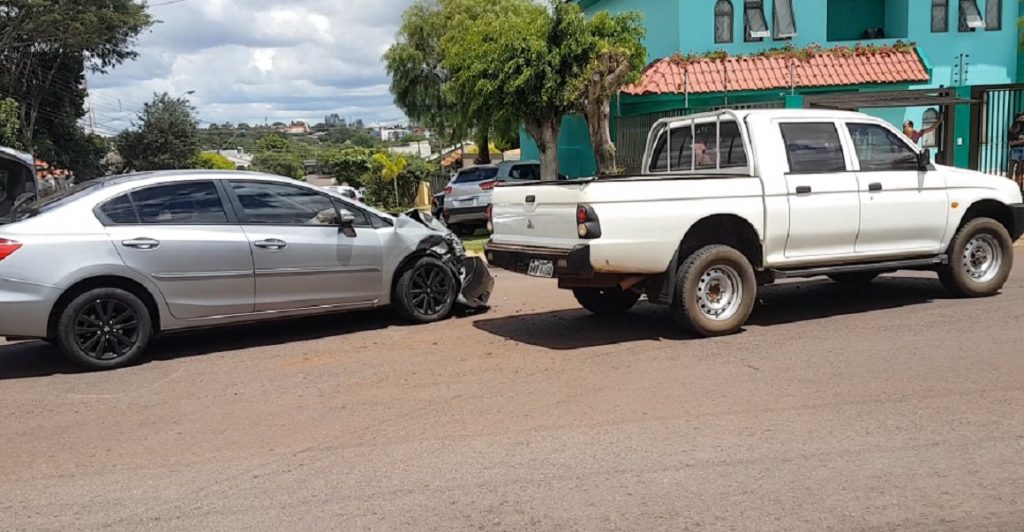 Honda Civic e Mitsubishi L200 batem em cruzamento no Bairro Alto Alegre