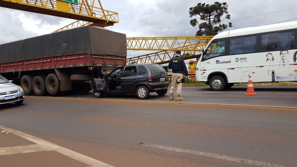 Colisão entre duas carretas e carro é registrada no Trevo Cataratas, em Cascavel