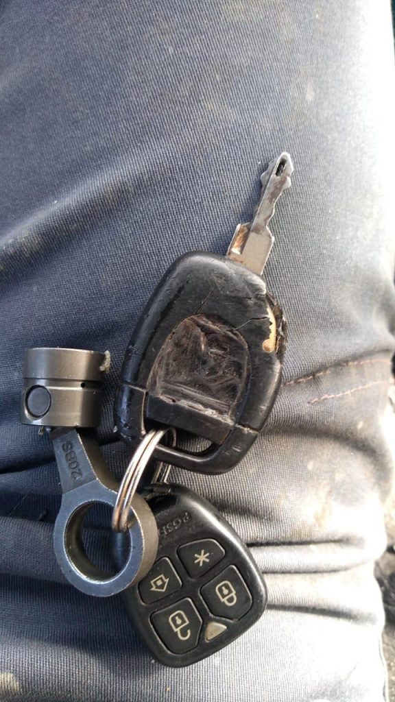 Chave de automóvel com controle remoto é encontrada no viaduto da Ceasa Chave de automóvel com controle remoto é encontrada no viaduto da Ceasa