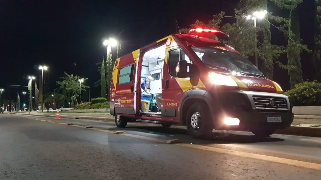 Mulher fica ferida após sofrer colisão de bicicleta na Avenida Brasil