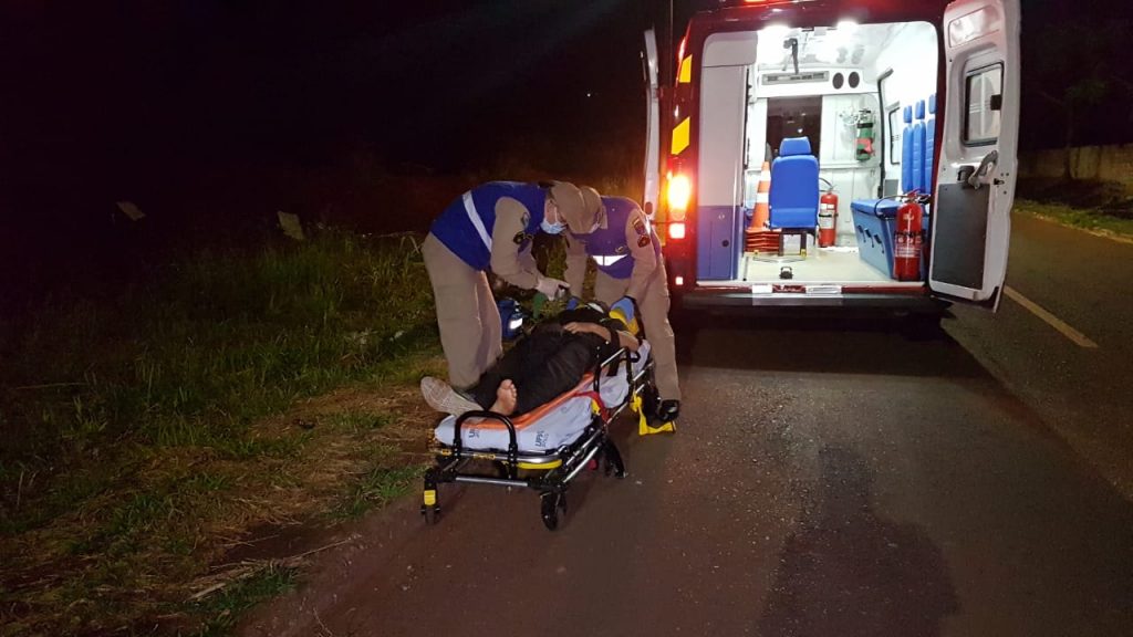 Homem sofre queda com moto e precisa do socorro do Siate na Rua Veneza, no Cascavel Velho Homem sofre queda com moto e precisa do socorro do Siate na Rua Veneza, no Cascavel Velho
