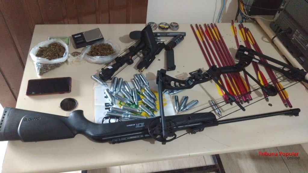 Dupla é detida com armas de airsoft, entorpecentes e dinheiro em Foz; eles alegaram ser ‘youtubers’ Dupla é detida com armas de airsoft, entorpecentes e dinheiro em Foz; eles alegaram ser ‘youtubers’
