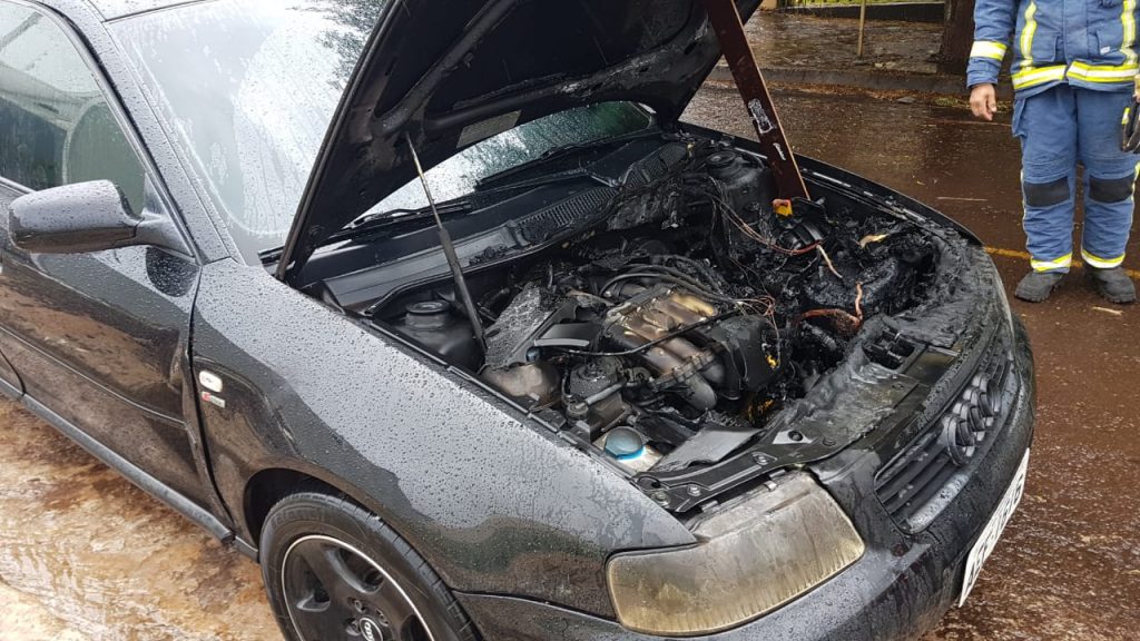 Audi pega fogo no Bairro Morumbi e Corpo de Bombeiros é acionado para combate