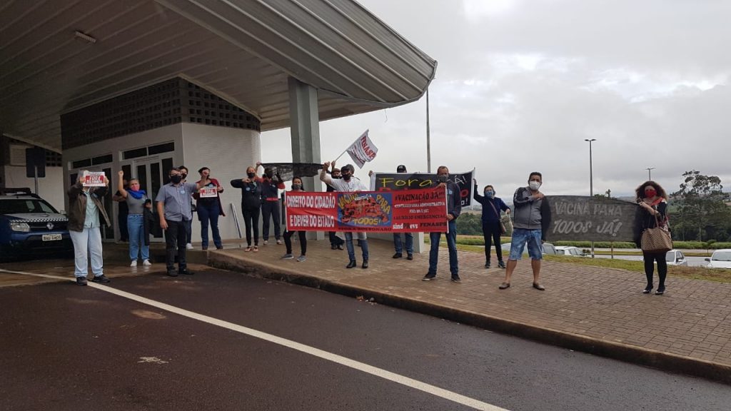 Grupo faz manifestação Aeroporto de Cascavel pedindo pela vacina para todos