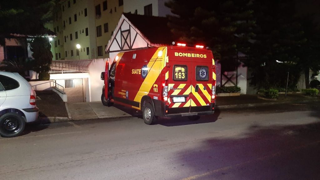Idosa é socorrida pelo Siate após cair dentro de apartamento Idosa é socorrida pelo Siate após cair dentro de apartamento
