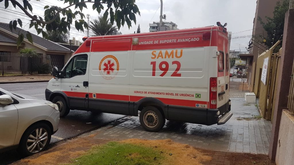 Samu atende idosa em casa de repouso no Centro