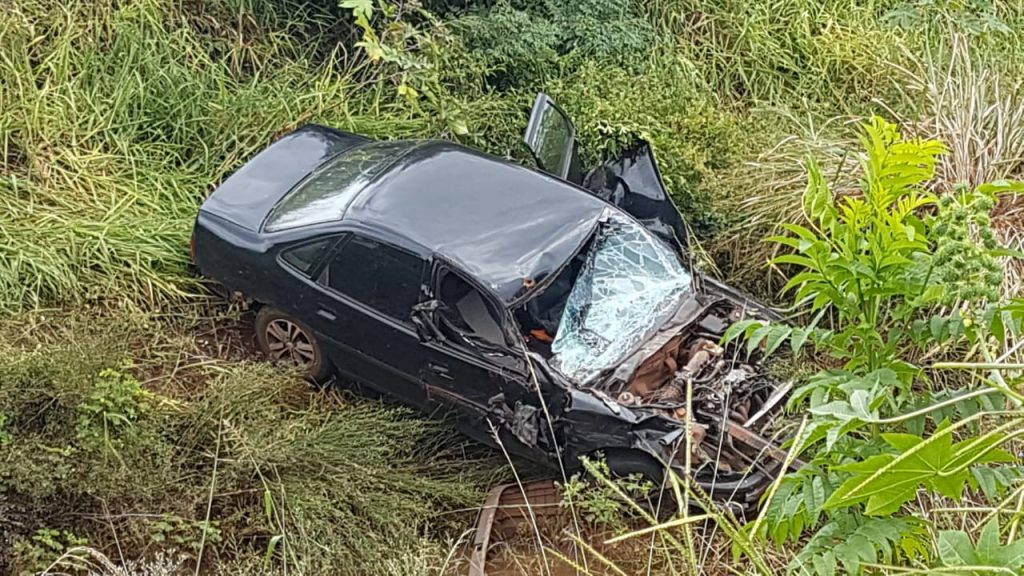 Carro sai da pista e cai em barranco às margens da BR-369, em Cascavel