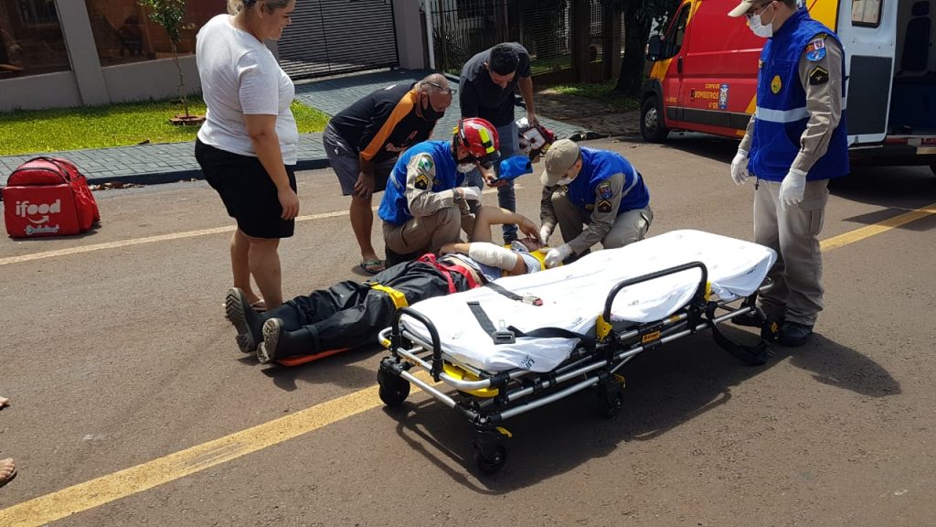 Acidente entre Uno e motocicleta deixa entregador ferido no Bairro Claudete