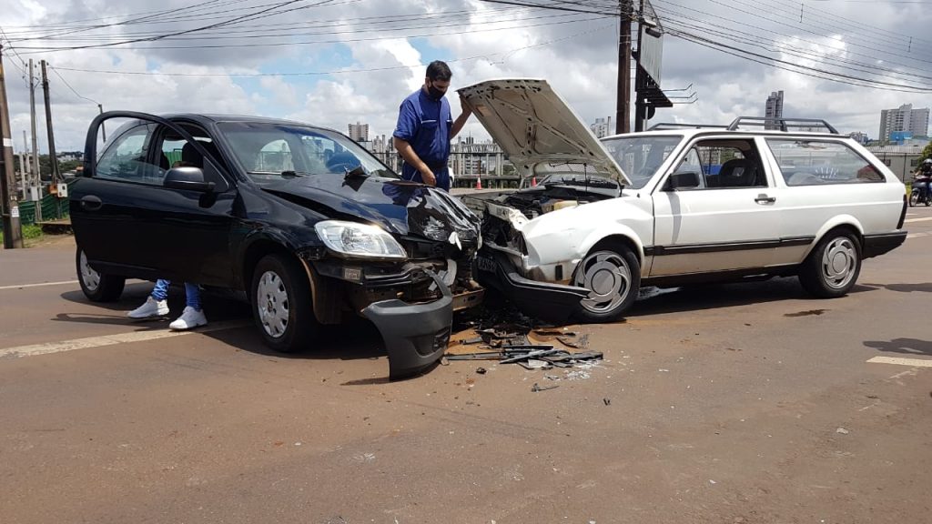 Parati e Celta batem em cruzamento controlado por semáforo na Av. Brasil, no Bairro São Cristóvão