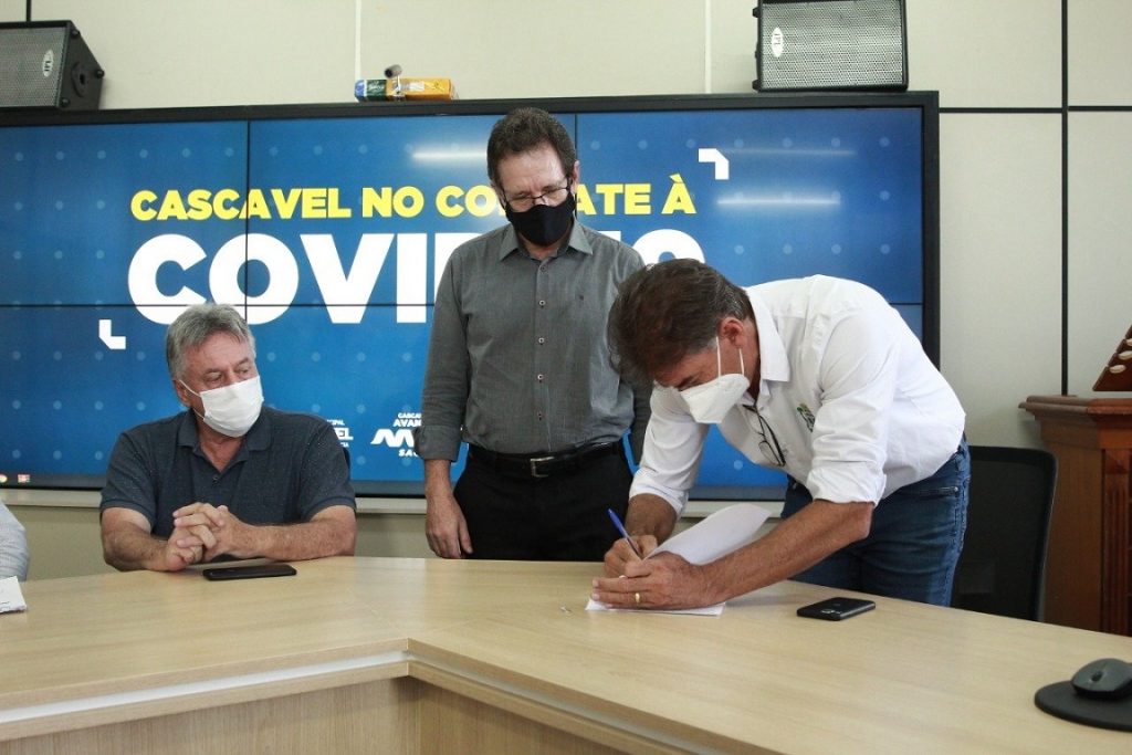 Prefeito sanciona lei para aquisição de vacinas contra a Covid-19