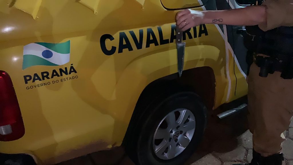 Cavalaria da PM flagra confusão em posto de combustíveis e detém homem que portava faca