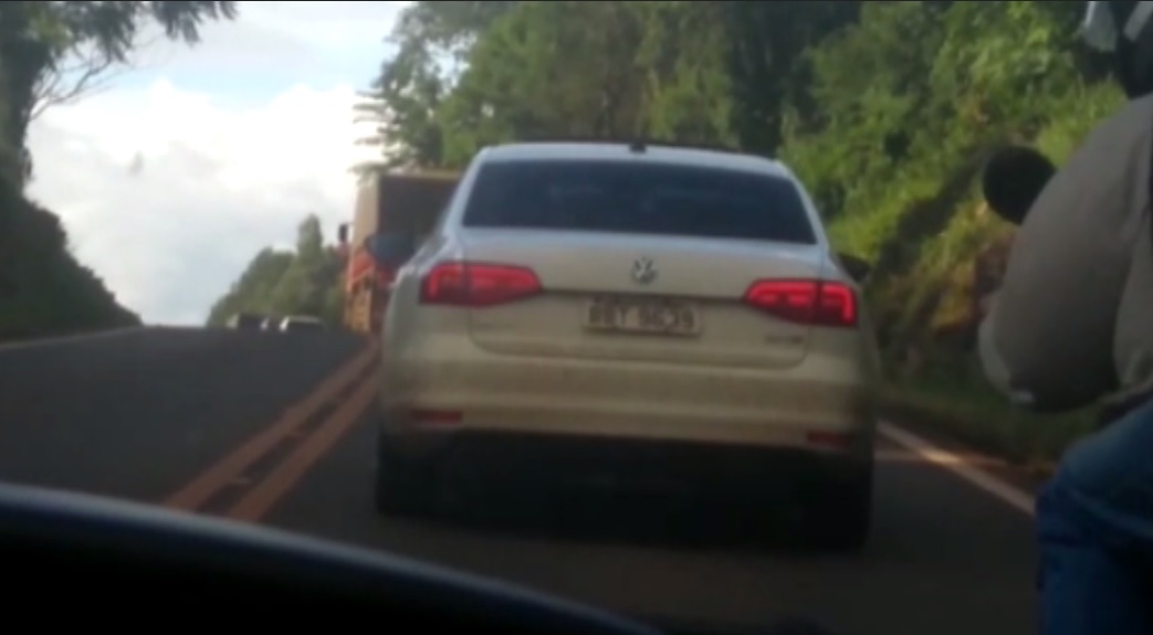 “Jetta do galo” reaparece fazendo ultrapassagem proibida na PR-180, sentido Cascavel Imagem referente a “Jetta do galo” reaparece fazendo ultrapassagem proibida na PR-180, sentido Cascavel