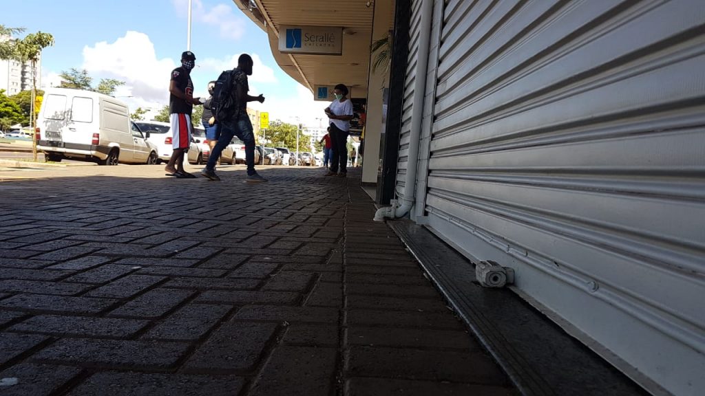 Movimentação é tranquila no Calçadão da Avenida Brasil