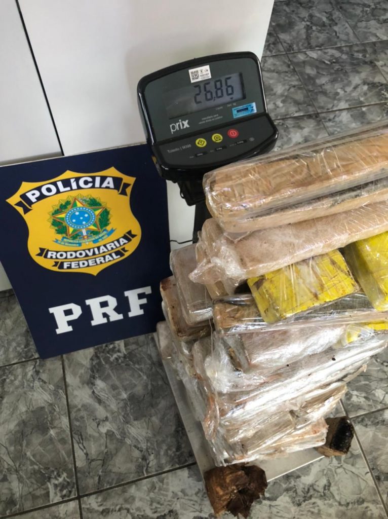 Em ação conjunta, Denarc e PRF apreendem carro com 26 kg de maconha em Irati