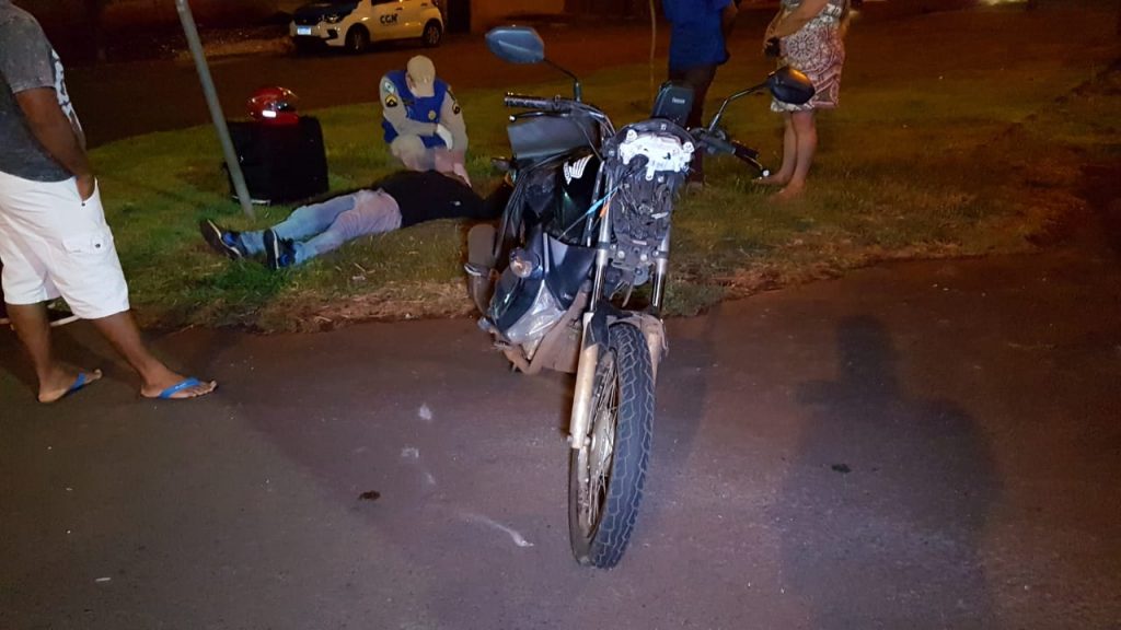 Colisão entre carro e moto deixa homem ferido na Rua Vinicius de Moraes, no Bairro Brasília