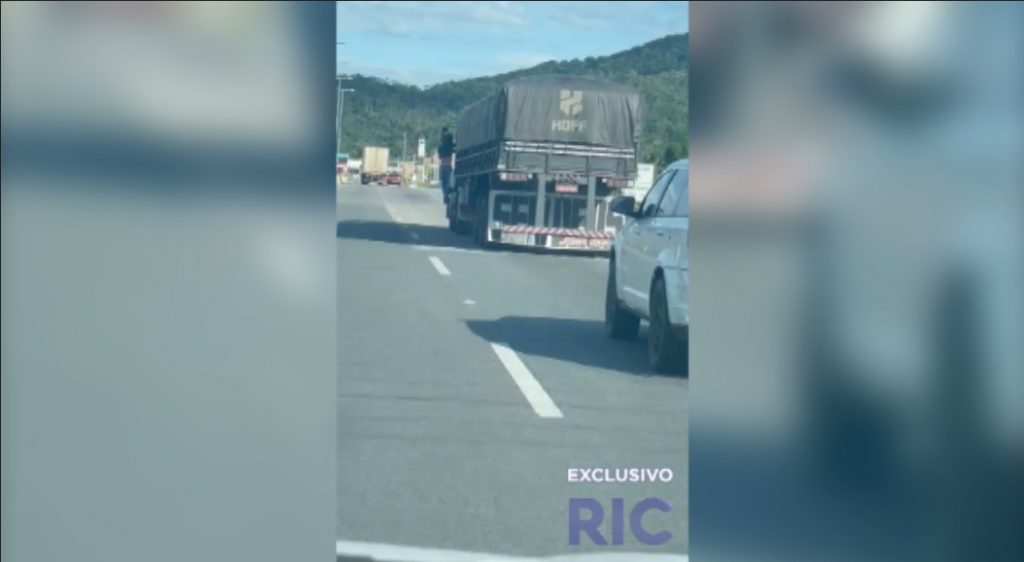 Após colisão, caminhoneiro arrasta motociclista por mais de 20 km na BR-101; apresentadora da RIC TV filmou a ação