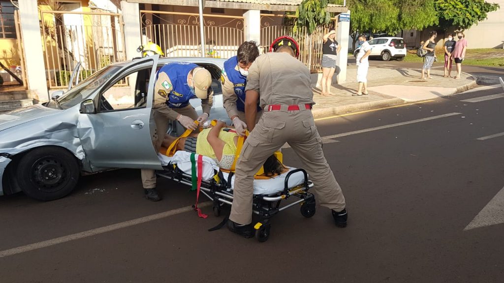 Colisão entre Celta e Corsa deixa mulher ferida no Bairro Presidente