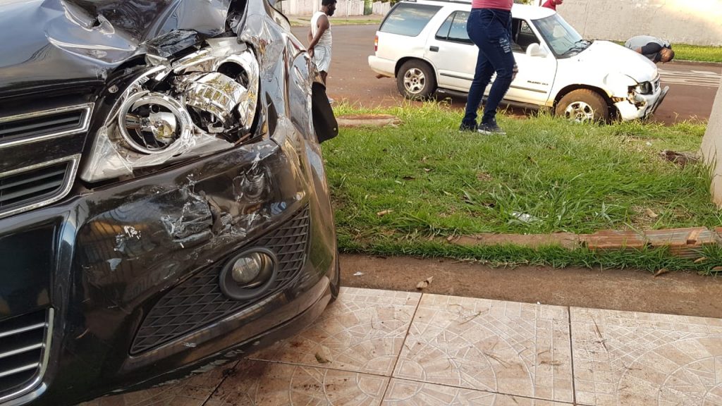 Vectra e Blazer batem em cruzamento no Bairro São Cristóvão