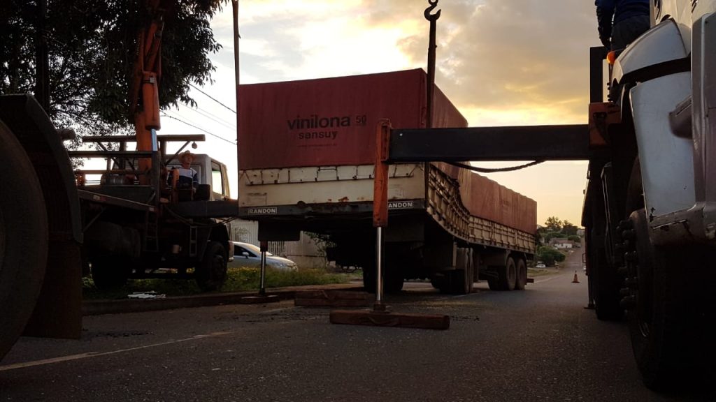 Após problema em freio estacionário, carroceria de bitrem cai no asfalto às margens da 467 e fica danificada