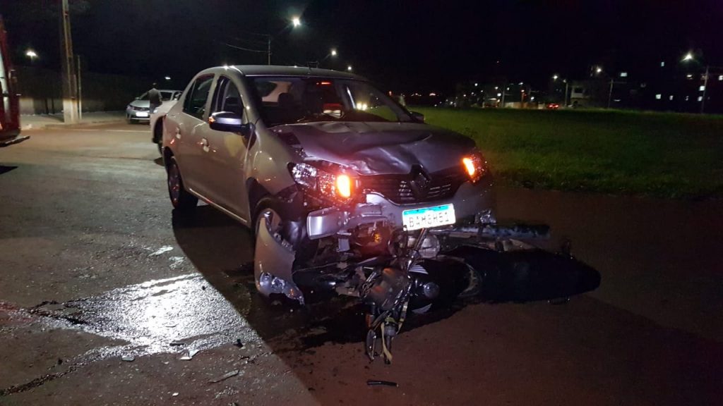Renault Logan e motocicleta colidem na Av. Tito Muffato, na região do Jardim Santo Inácio