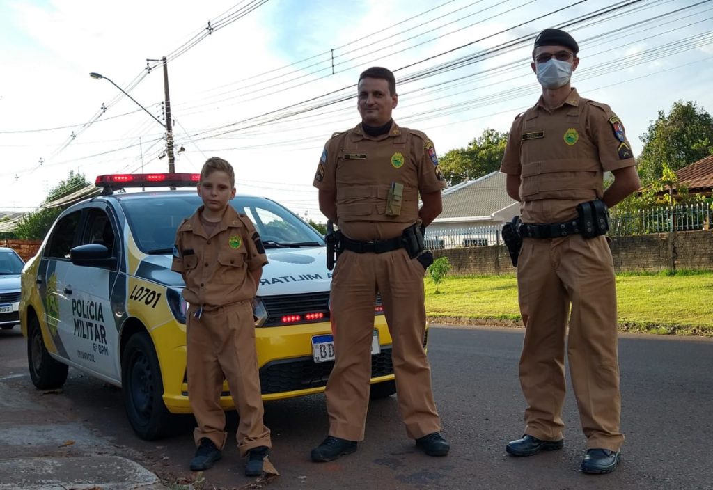 No aniversário de 9 anos, menino realiza sonho e tira foto com policiais militares
