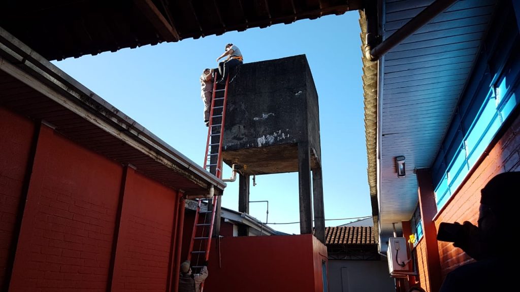 Bombeiros resgatam trabalhador que estava sobre caixa d’água no Colégio Wilson Joffre