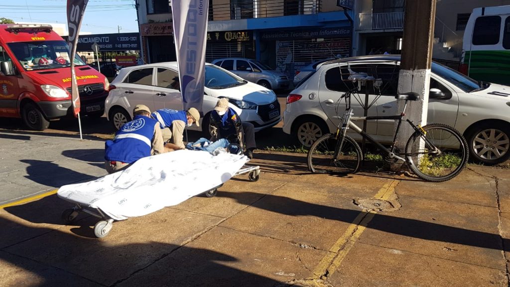 Ciclista de 19 anos colide com veículo e sofre ferimento no abdômen