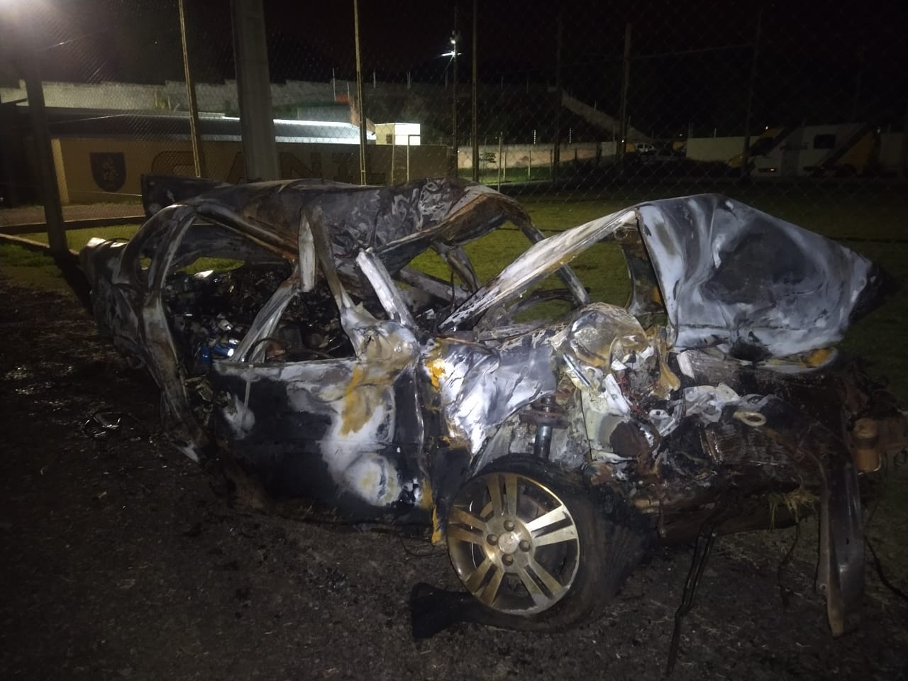 Durante fuga da Polícia, contrabandista morre ao bater carro carregado com cigarros Imagem referente a Durante fuga da Polícia, contrabandista morre ao bater carro carregado com cigarros