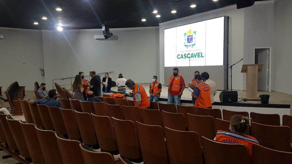 Após receberem orientações, equipes da Prefeitura vão às ruas para fiscalizar estabelecimentos
