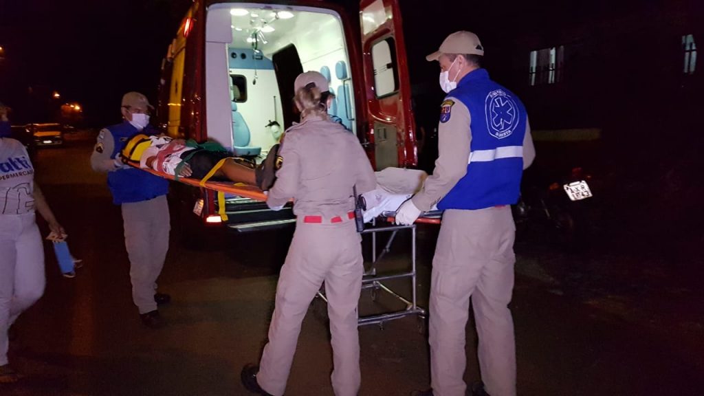 Criança quebra o antebraço em queda de árvore no Jardim Clarito