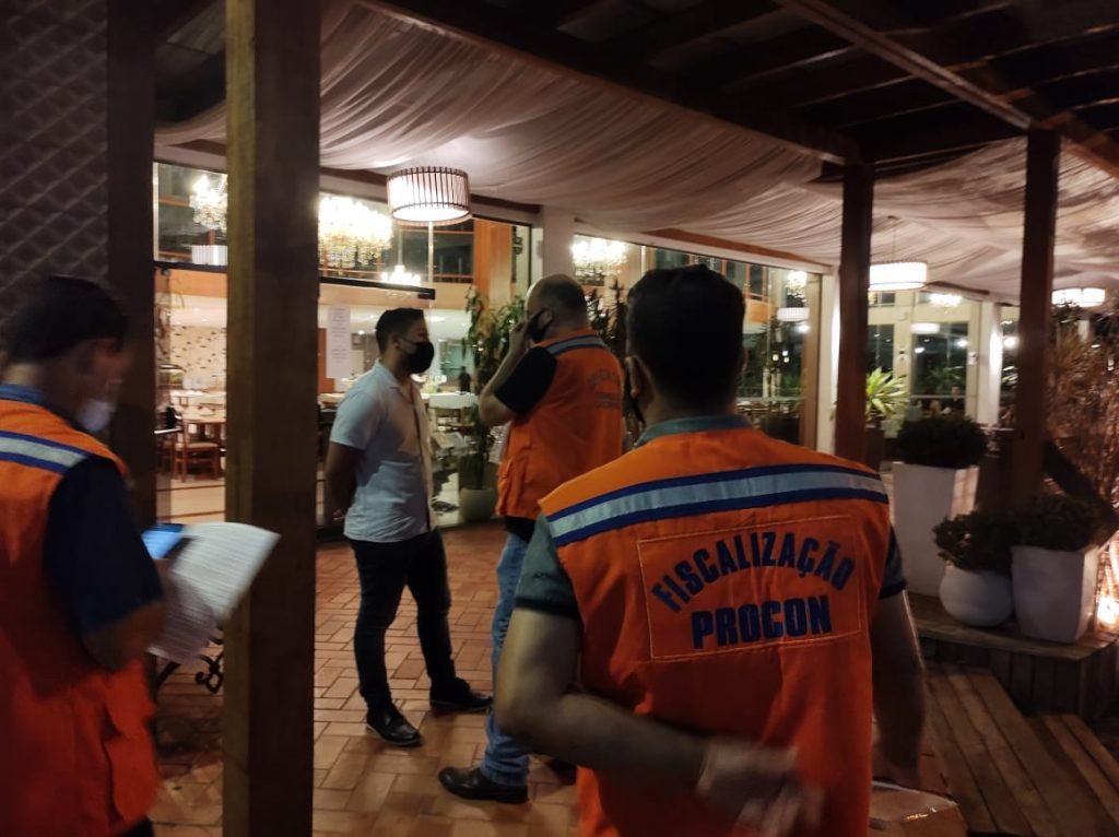 Fiscalização é realizada em estabelecimentos na noite desta sexta-feira