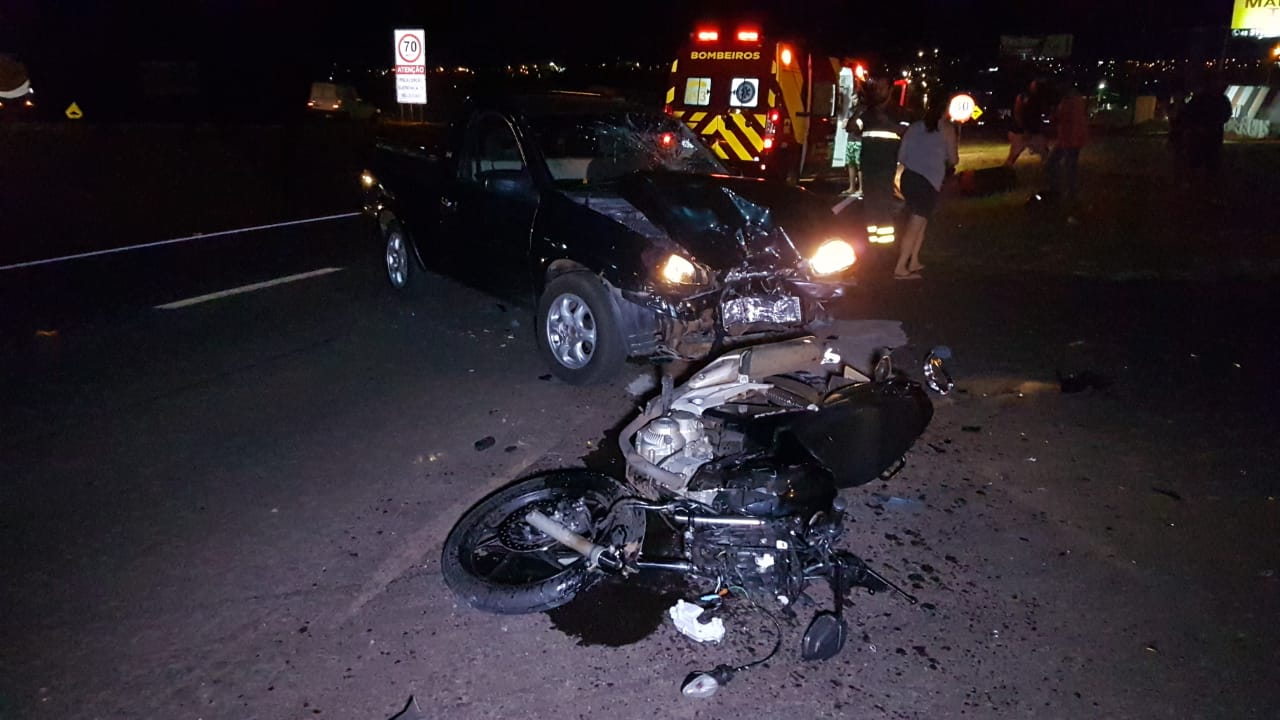 Motoboy de 21 anos se envolve em acidente com uma pick-up Corsa e fratura o fêmur Imagem referente a Motoboy de 21 anos se envolve em acidente com uma pick-up Corsa e fratura o fêmur