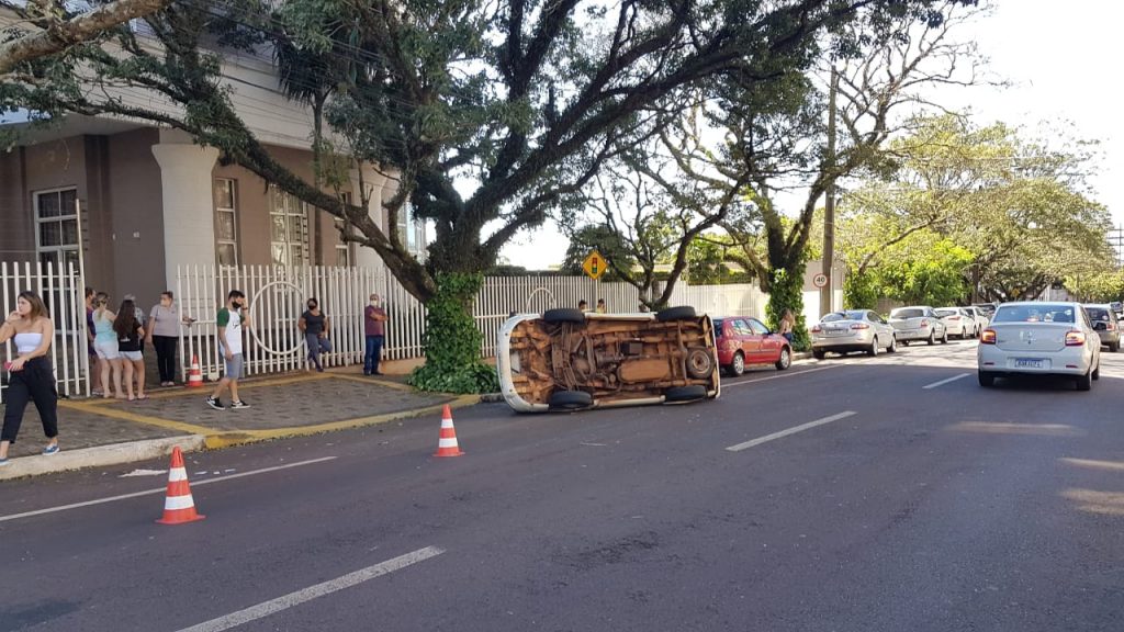 Veículo tomba após acidente de trânsito no Centro de Cascavel
