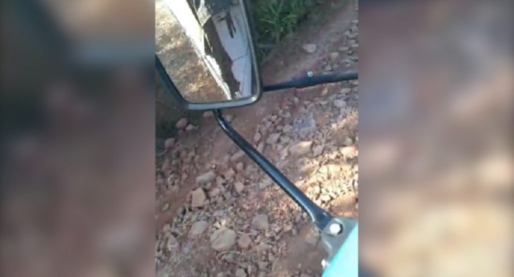 Trabalhador pede por melhorias em estrada rural perto de Rio do Salto, distrito de Cascavel Trabalhador pede por melhorias em estrada rural perto de Rio do Salto, distrito de Cascavel