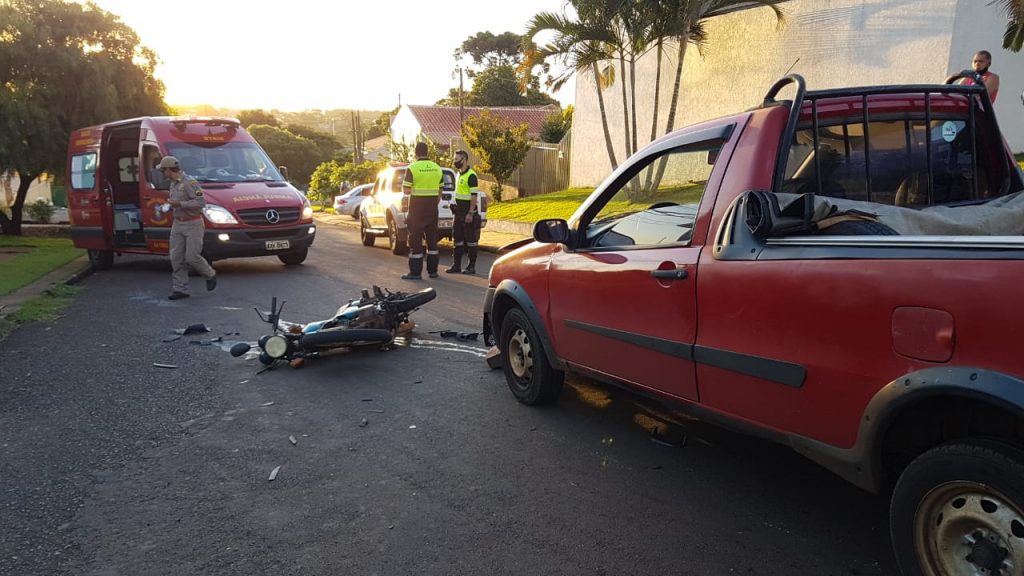 Motociclista de 32 anos sofre queda e fica ferida em colisão com Fiat Strada no Bairro Canadá