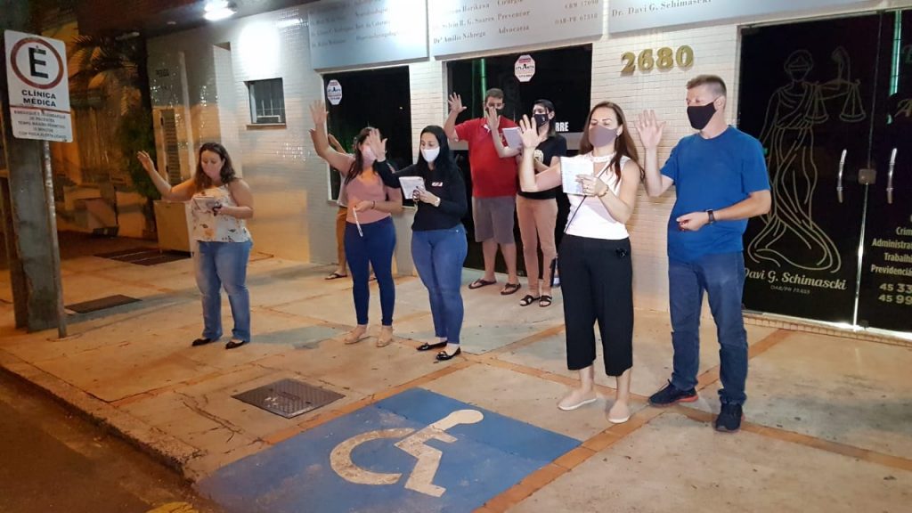 Após o falecimento do Arcebispo Dom Mauro, fiéis se reúnem em frente ao hospital Após o falecimento do Arcebispo Dom Mauro, fiéis se reúnem em frente ao hospital