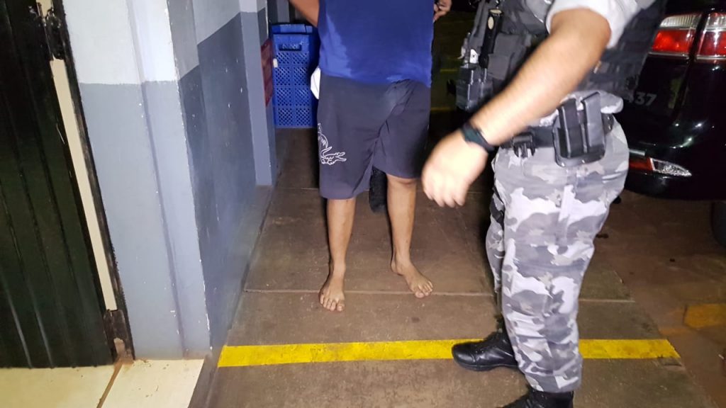 Jovem desacata policiais, danifica viatura e acaba detido pelo Choque no Bairro XIV de Novembro Jovem desacata policiais, danifica viatura e acaba detido pelo Choque no Bairro XIV de Novembro