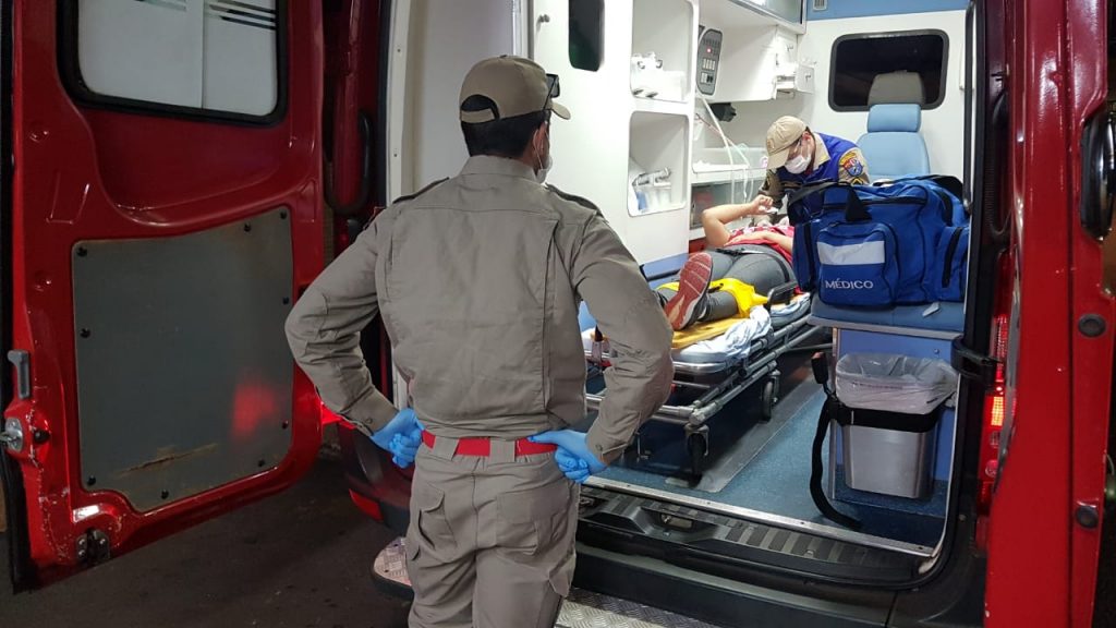 Ciclista de 27 anos colide com automóvel e sofre lesões na cabeça