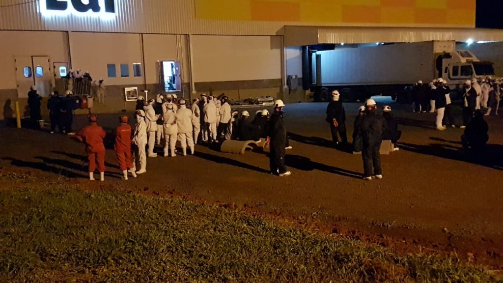 Vazamento de gás em cooperativa mobiliza várias equipes de socorro na PR-180 Vazamento de gás em cooperativa mobiliza várias equipes de socorro na PR-180